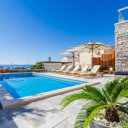 Lavilla Apartment *
